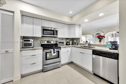 House in Davie, Florida 4 bedrooms, 249.16 sq.m. № 1728588 - photo 20