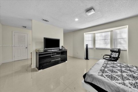 House in Davie, Florida 4 bedrooms, 249.16 sq.m. № 1728588 - photo 28