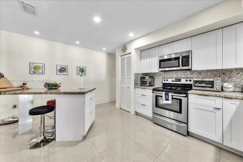 House in Davie, Florida 4 bedrooms, 249.16 sq.m. № 1728588 - photo 19