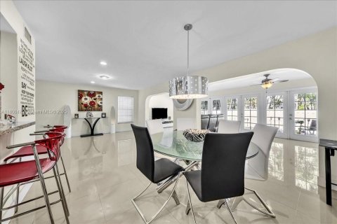 House in Davie, Florida 4 bedrooms, 249.16 sq.m. № 1728588 - photo 9