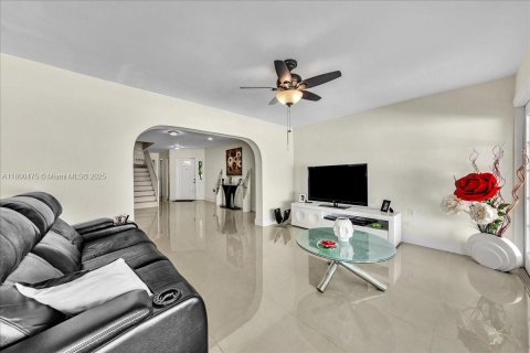 House in Davie, Florida 4 bedrooms, 249.16 sq.m. № 1728588 - photo 14
