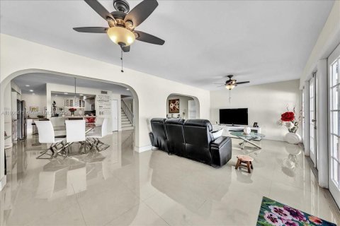 House in Davie, Florida 4 bedrooms, 249.16 sq.m. № 1728588 - photo 13