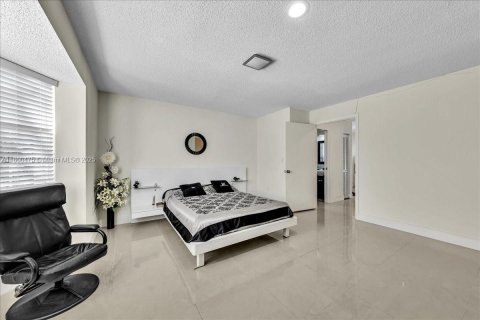 House in Davie, Florida 4 bedrooms, 249.16 sq.m. № 1728588 - photo 30