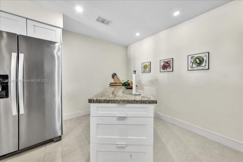 House in Davie, Florida 4 bedrooms, 249.16 sq.m. № 1728588 - photo 23