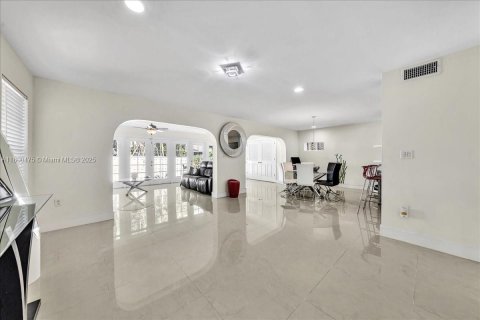 House in Davie, Florida 4 bedrooms, 249.16 sq.m. № 1728588 - photo 3