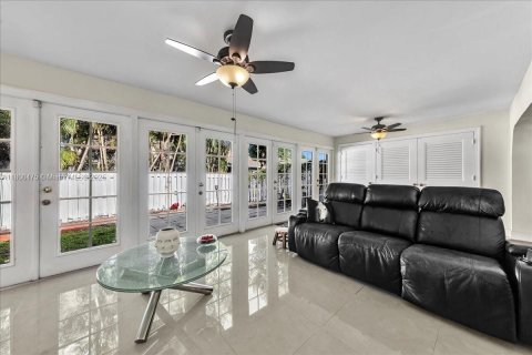 House in Davie, Florida 4 bedrooms, 249.16 sq.m. № 1728588 - photo 16
