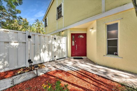 House in Davie, Florida 4 bedrooms, 249.16 sq.m. № 1728588 - photo 2