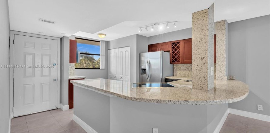 Condominio en Oakland Park, Florida, 2 dormitorios № 1932527