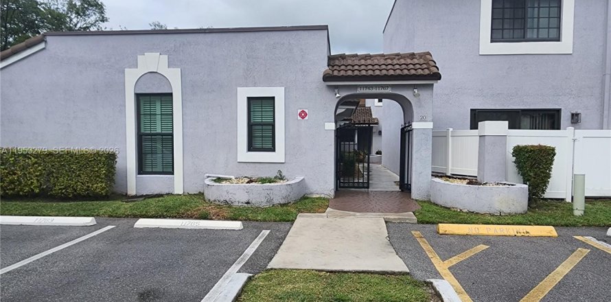 Таунхаус в Пемброк-Пайнс, Флорида 2 спальни, 101.08м2 № 2008121