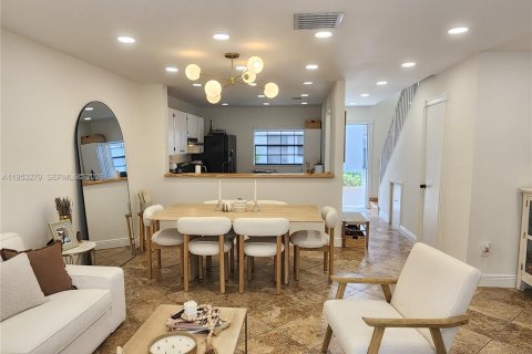 Купить таунхаус в Пемброк-Пайнс, Флорида 2 спальни, 101.08м2, № 2008121 - фото 7