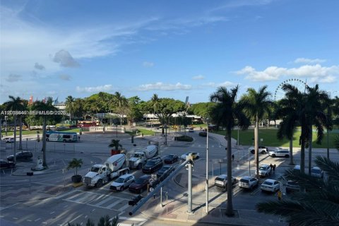 Condo in Miami, Florida, 2 bedrooms  № 2086579 - photo 14