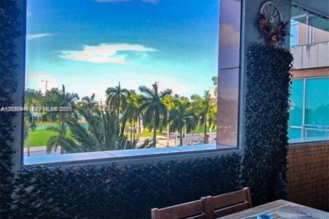 Condo in Miami, Florida, 2 bedrooms  № 2086579 - photo 4