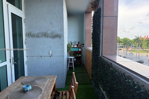 Condo in Miami, Florida, 2 bedrooms  № 2086579 - photo 13
