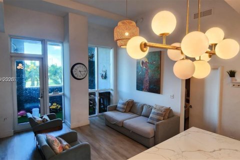 Condo in Miami, Florida, 2 bedrooms  № 2086579 - photo 2