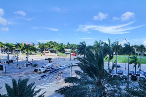 Condo in Miami, Florida, 2 bedrooms  № 2086579 - photo 11