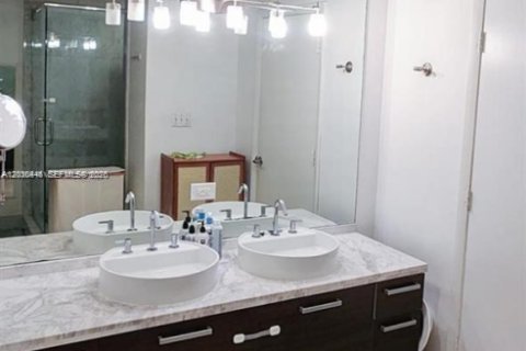 Condo in Miami, Florida, 2 bedrooms  № 2086579 - photo 9