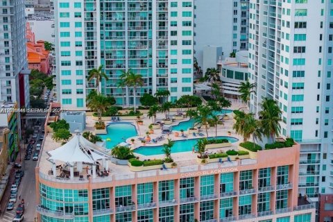 Condo in Miami, Florida, 2 bedrooms  № 2086579 - photo 16