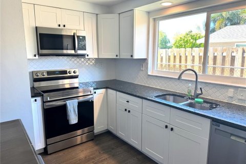 House in Saint Petersburg, Florida 3 bedrooms, 91.6 sq.m. № 2099862 - photo 8