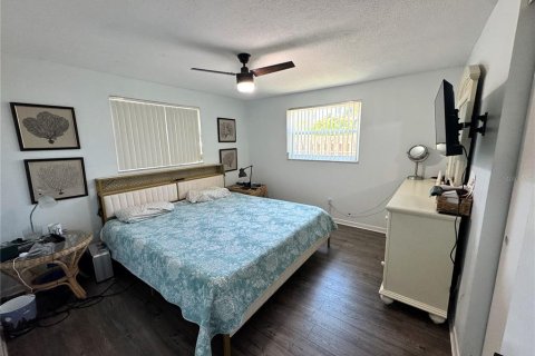 House in Saint Petersburg, Florida 3 bedrooms, 91.6 sq.m. № 2099862 - photo 13