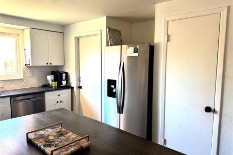House in Saint Petersburg, Florida 3 bedrooms, 91.6 sq.m. № 2099862 - photo 9