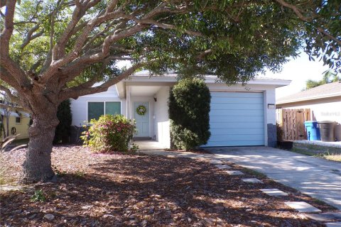 House in Saint Petersburg, Florida 3 bedrooms, 91.6 sq.m. № 2099862 - photo 2