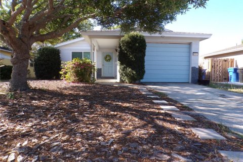 House in Saint Petersburg, Florida 3 bedrooms, 91.6 sq.m. № 2099862