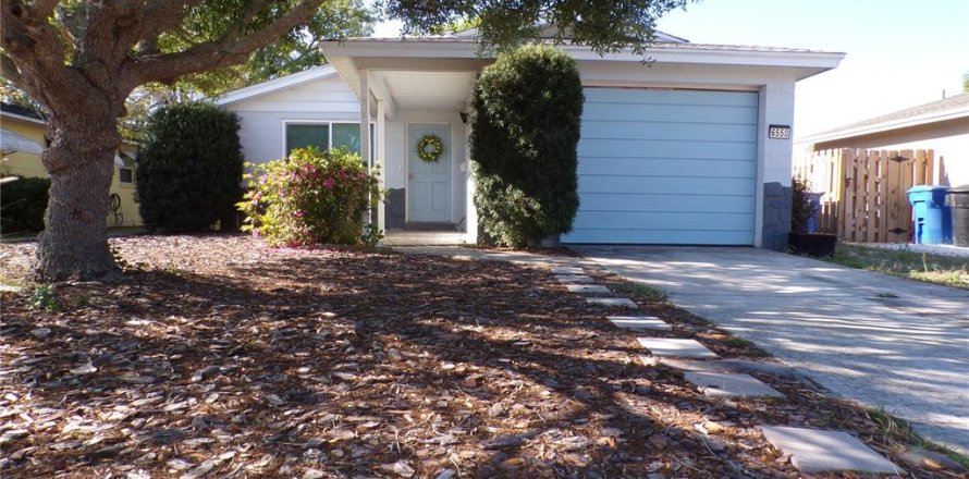 House in Saint Petersburg, Florida 3 bedrooms, 91.6 sq.m. № 2099862