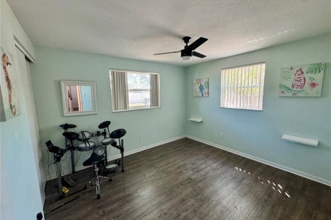 House in Saint Petersburg, Florida 3 bedrooms, 91.6 sq.m. № 2099862 - photo 12