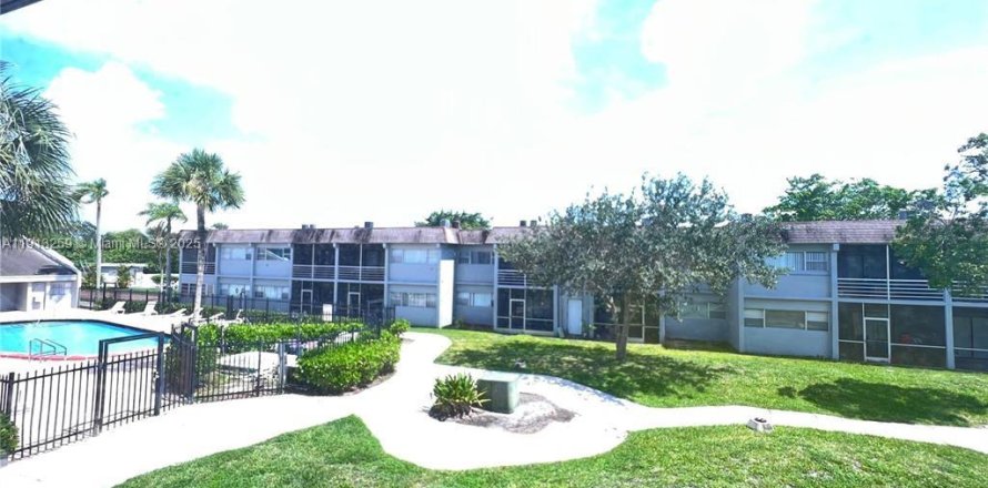 Кондоминиум с 1 спальней в Тамарак, Флорида № 1968440