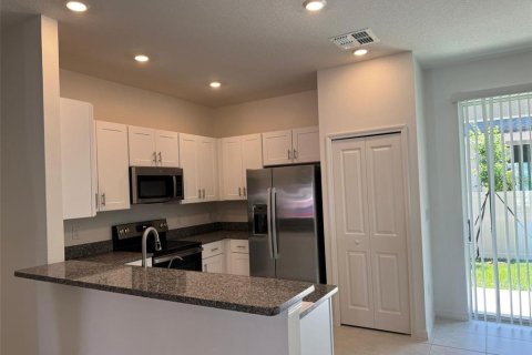Touwnhouse à louer à San Antonio, Floride: 3 chambres, 154.78 m2 № 2098211 - photo 2