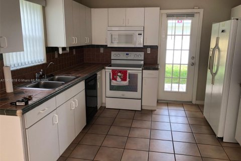 Casa en venta en Miami, Florida, 4 dormitorios, 160.26 m2 № 1968183 - foto 4