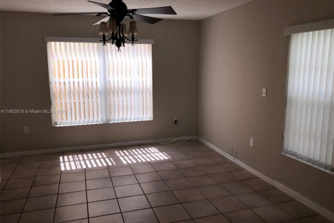 Casa en venta en Miami, Florida, 4 dormitorios, 160.26 m2 № 1968183 - foto 18