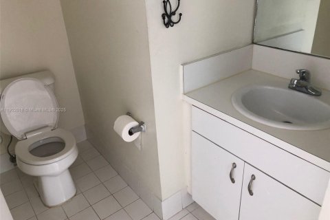 Casa en venta en Miami, Florida, 4 dormitorios, 160.26 m2 № 1968183 - foto 10