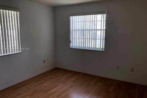 Casa en venta en Miami, Florida, 4 dormitorios, 160.26 m2 № 1968183 - foto 5