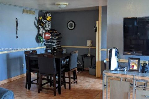 Copropriété à vendre à Miami Gardens, Floride: 2 chambres, 94.02 m2 № 1994122 - photo 2