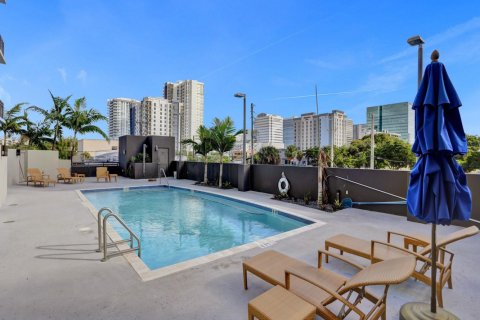Condominio en alquiler en Fort Lauderdale, Florida, 1 dormitorio, 99.87 m2 № 1119979 - foto 1