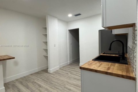 Снять в аренду виллу или дом в Вест-Парк, Флорида 1 спальня, 227.98м2, № 2004518 - фото 3