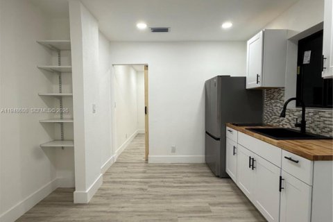 Снять в аренду виллу или дом в Вест-Парк, Флорида 1 спальня, 227.98м2, № 2004518 - фото 2