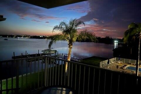 Condo in Lantana, Florida, 2 bedrooms  № 2147358