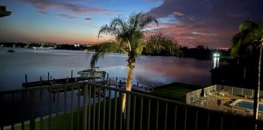 Condo in Lantana, Florida, 2 bedrooms  № 2147358