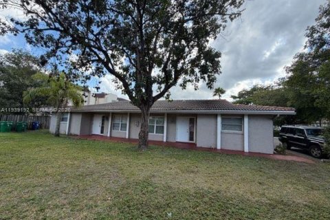 Commercial property in Coral Springs, Florida 354.79 sq.m. № 1997256 - photo 2
