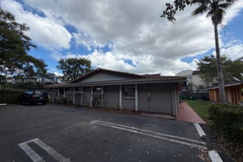 Commercial property in Coral Springs, Florida 354.79 sq.m. № 1997256