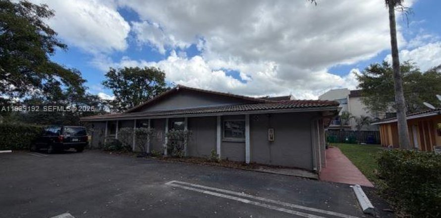 Commercial property in Coral Springs, Florida 354.79 sq.m. № 1997256