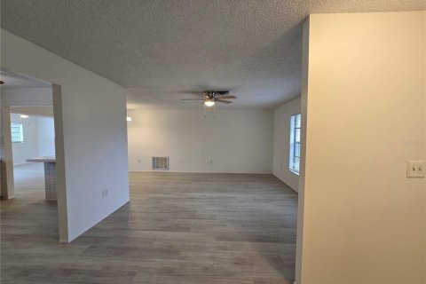 Casa en alquiler en Port Richey, Florida, 2 dormitorios, 130.99 m2 № 1918295 - foto 4