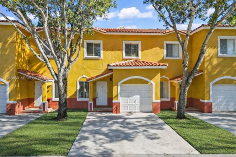 Touwnhouse à vendre à Miami, Floride: 3 chambres, 136.57 m2 № 2004526 - photo 1