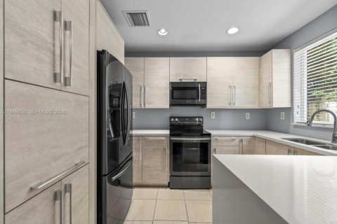 Touwnhouse à vendre à Miami, Floride: 3 chambres, 136.57 m2 № 2004526 - photo 18