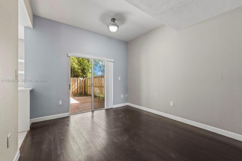 Touwnhouse à vendre à Miami, Floride: 3 chambres, 136.57 m2 № 2004526 - photo 14
