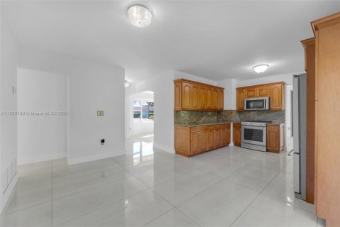 Villa ou maison à louer à Miami, Floride: 3 chambres, 138.24 m2 № 1945602 - photo 9