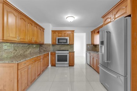 Villa ou maison à louer à Miami, Floride: 3 chambres, 138.24 m2 № 1945602 - photo 3