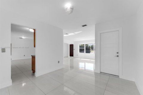 Villa ou maison à louer à Miami, Floride: 3 chambres, 138.24 m2 № 1945602 - photo 12